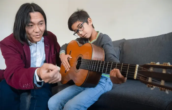 Aprenda a tocar um instrumento na Escola de Música do Estúdio Johny Vianna